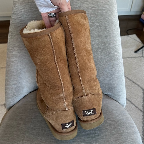 Ugg Classic Shearling Lined Boot in good used condition - Picture 3 of 13